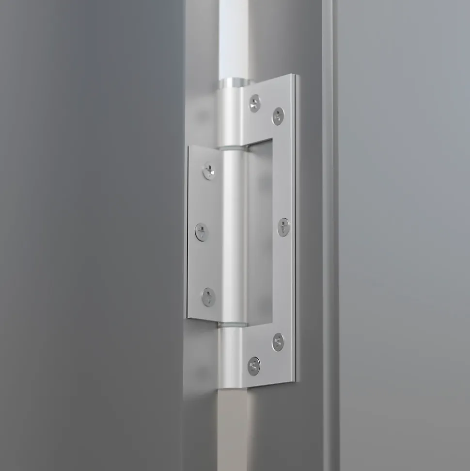 Charnière simple action à ressort, 150X40 mm, en aluminium anodisée argent posée totalement en applique, a lame centrée.