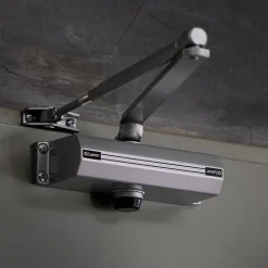 Ferme portes haute performance premium, Force réglable de 4 à 5, corps en Aluminium argent.