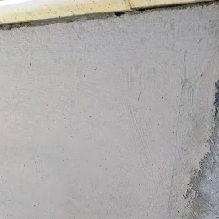 Grille en fibre de verre (5m x 1m). Imperméabilisation et réparation avec mortiers, caoutchouc et peintures imperméabilisantes