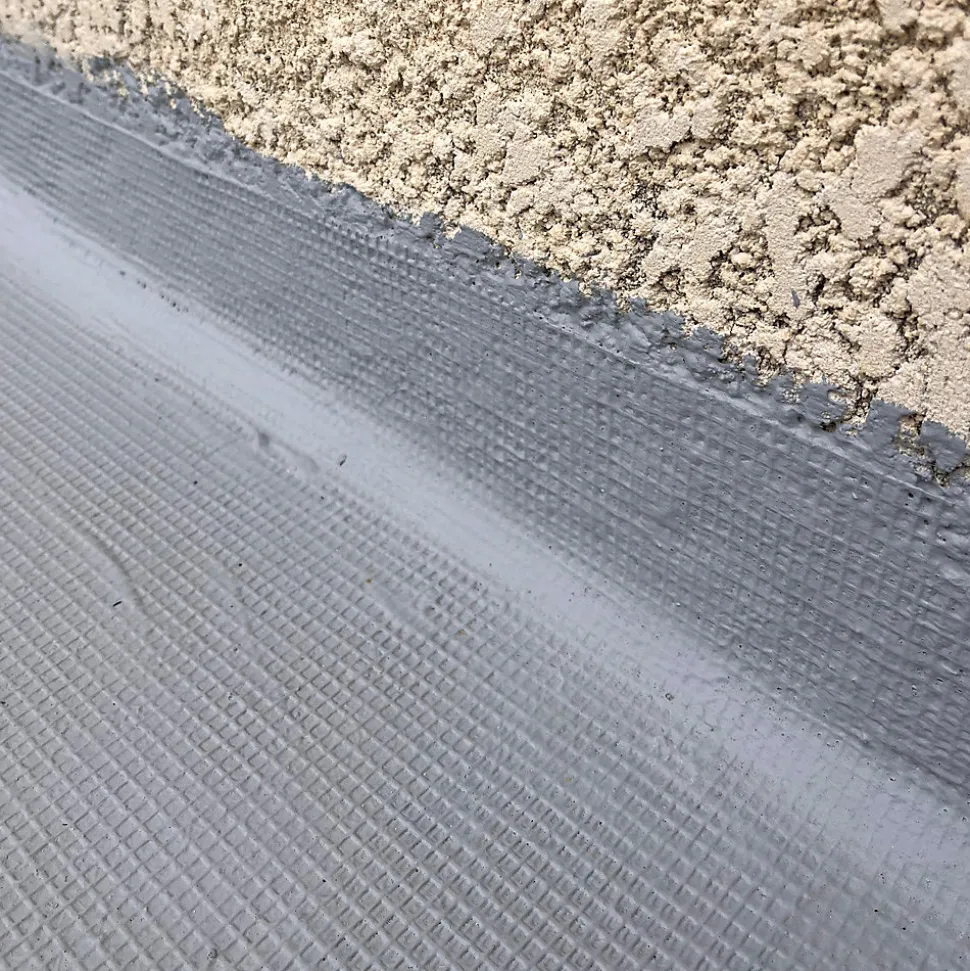 Grille en fibre de verre (5m x 1m). Imperméabilisation et réparation avec mortiers, caoutchouc et peintures imperméabilisantes