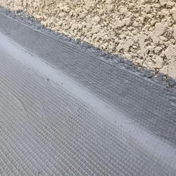 Grille en fibre de verre (25m x 1m). Imperméabilisation et réparation avec mortiers, caoutchouc et peintures imperméabilisantes