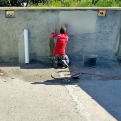 Grille en fibre de verre (25m x 1m). Imperméabilisation et réparation avec mortiers, caoutchouc et peintures imperméabilisantes