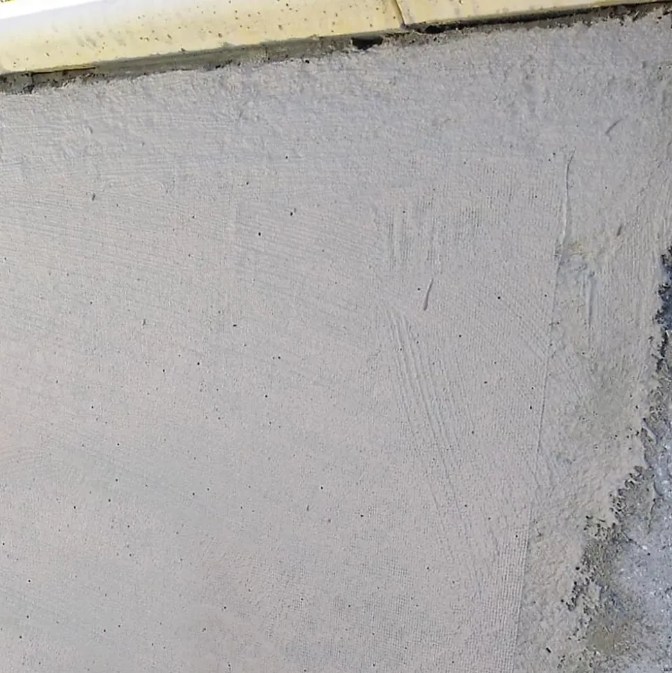 Grille en fibre de verre (25m x 1m). Imperméabilisation et réparation avec mortiers, caoutchouc et peintures imperméabilisantes