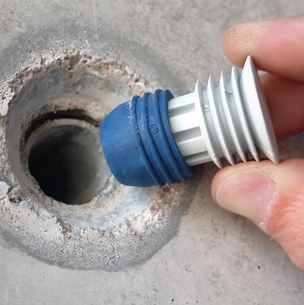 Lot 25 Bouchon d'étanchéité hydro-expansible pour tubes muraux. Se dilate avec eau, obturant trous dans murs après le décoffrage