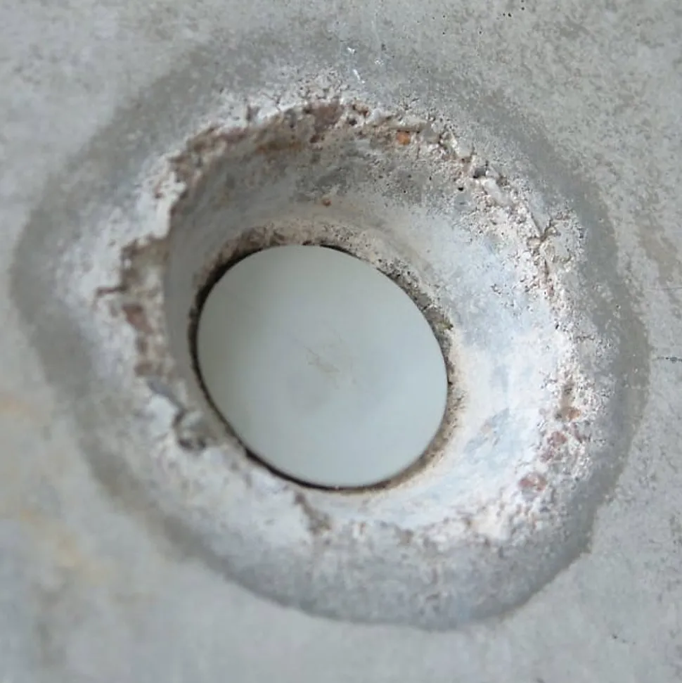 Lot 25 Bouchon d'étanchéité hydro-expansible pour tubes muraux. Se dilate avec eau, obturant trous dans murs après le décoffrage