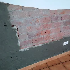 Mortier sec anti-sel (5 kg). Crée une couche isolante sur le mur qui empêche l'apparition de taches de sel causées par l'humidité