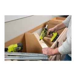 Pack RYOBI Pistolet à colle 2 températures 18V One+ RGL18-0 - 1 Batterie 4.0Ah - 1 Chargeur rapide RC18120-140