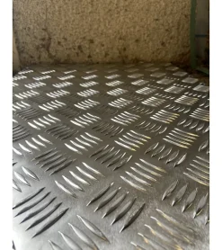 Plaque Aluminium Strié, ép. 2/3mm, Hauteur 30cm x Largeur 130cm